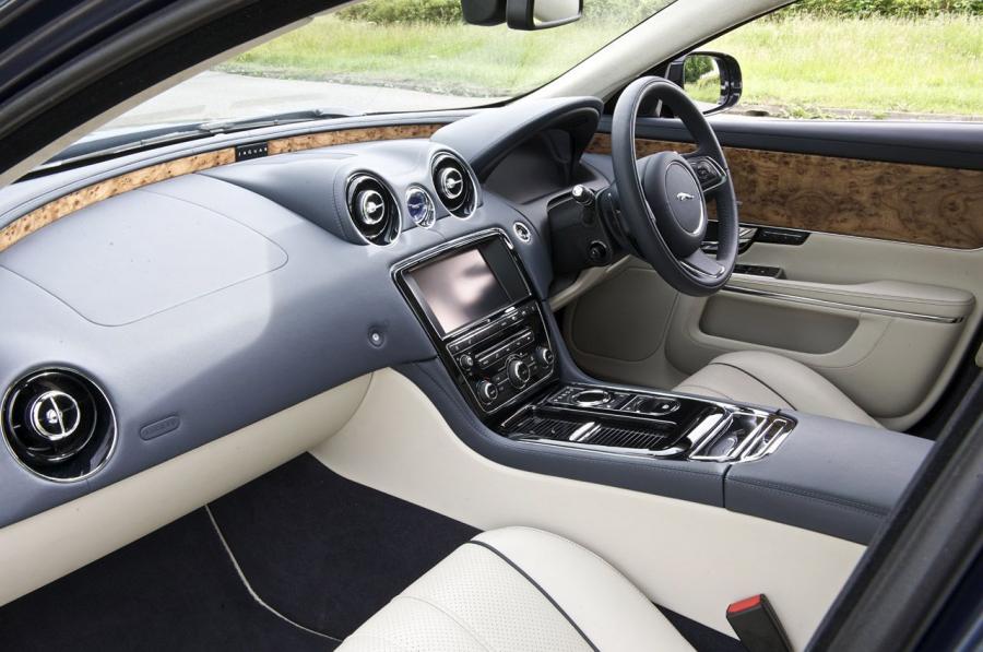  Jaguar XJ V6 2013 года  (фото 19 из 26)